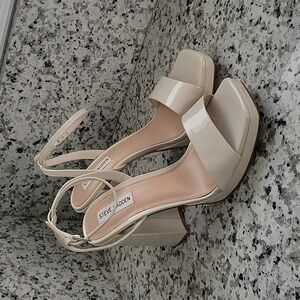 Steve Madden Lessa Bone patent sandals